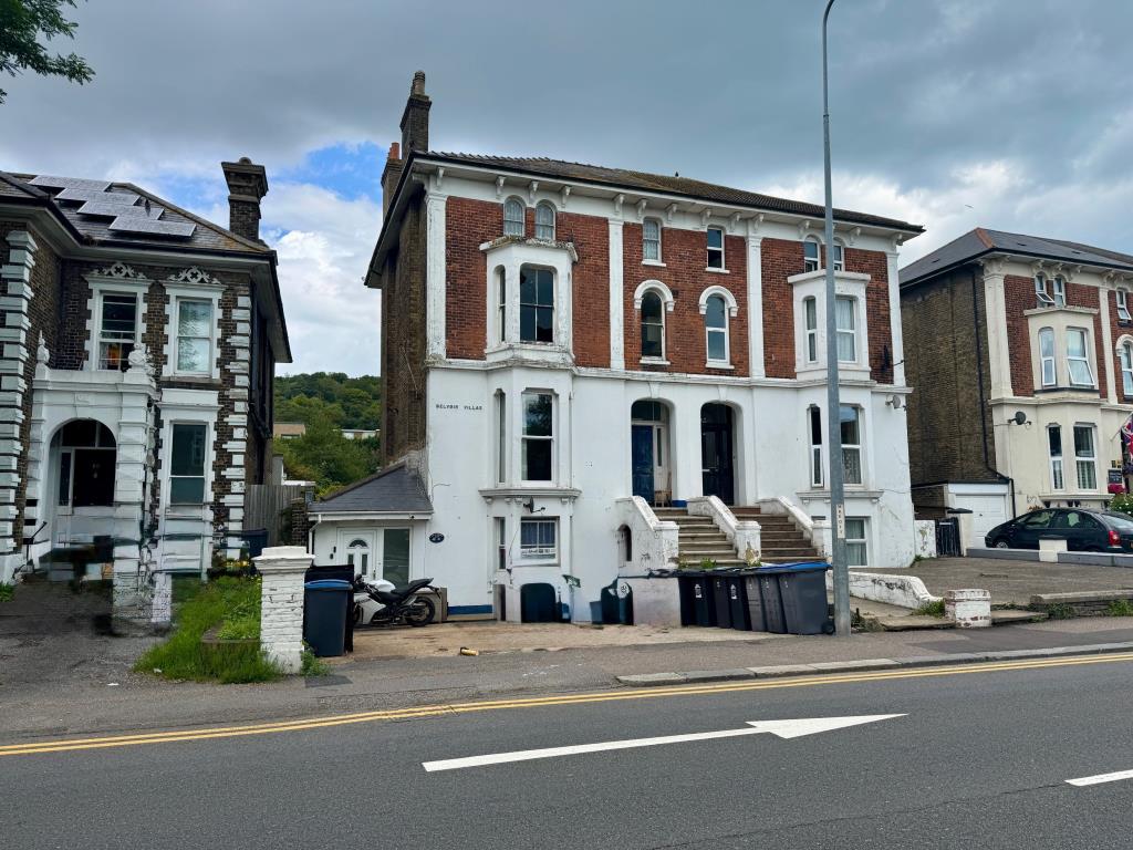 Lot: 144 - FIRST FLOOR FLAT FOR REFURBISHMENT - Front of building